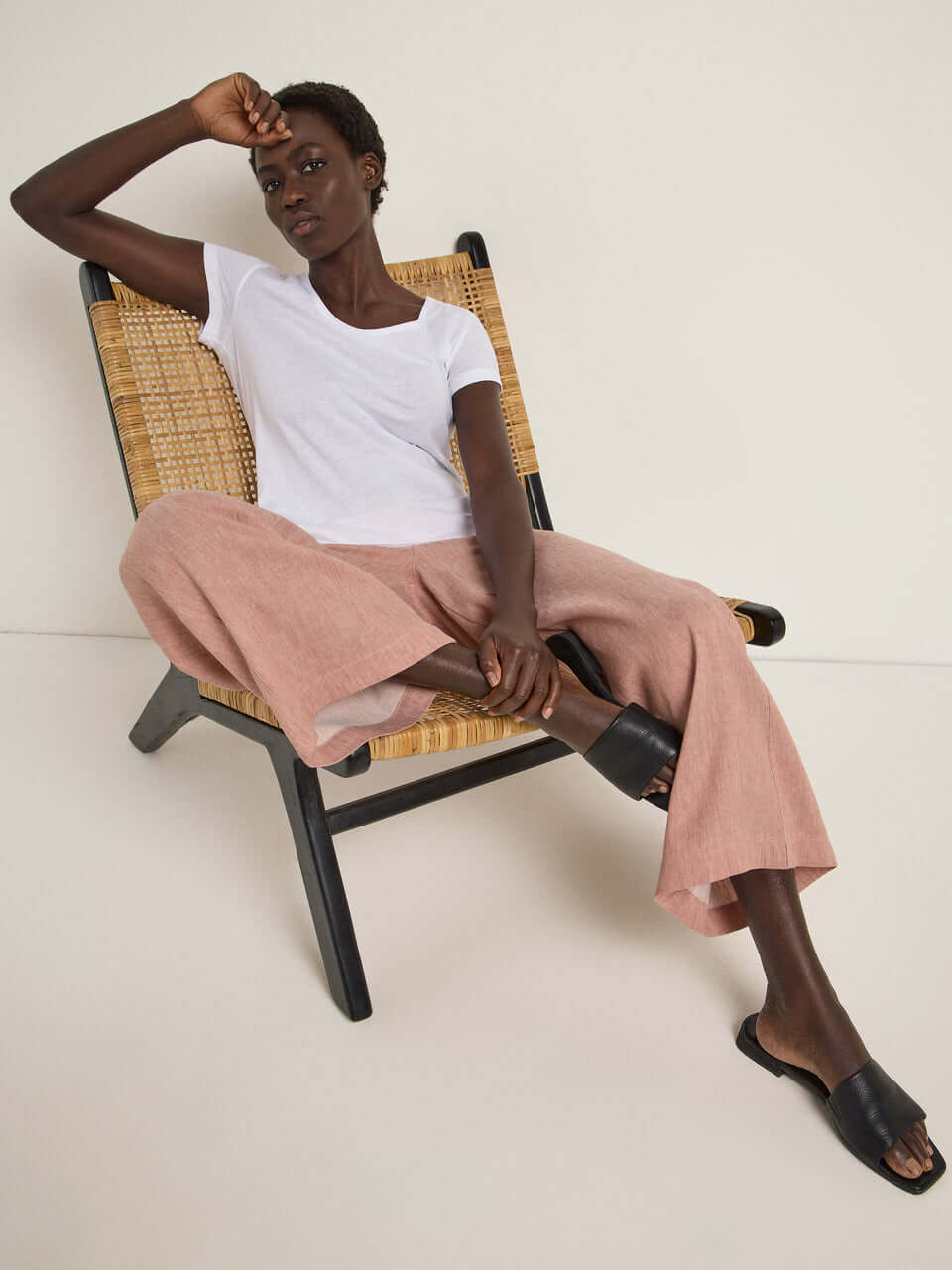 Women’s trousers and jeans at 99things.ch, featuring sustainable styles by Cofur, Nagev, and Lanius – available in Switzerland.