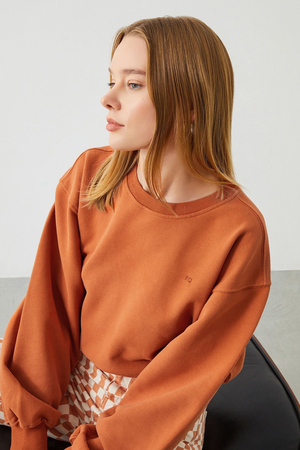 Woman wearing Ra Denim Vita Crop Oversize Orange Women's Sweatshirt