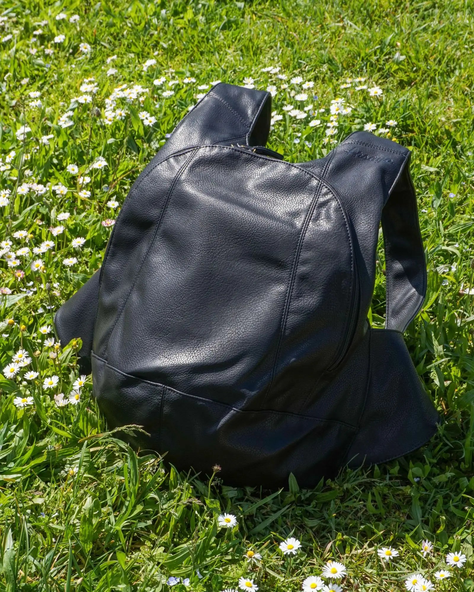 The dedicated family business Arsayo stands for vegan accessories that respect humans, the environment, and animals with 100% cruelty-free designs.