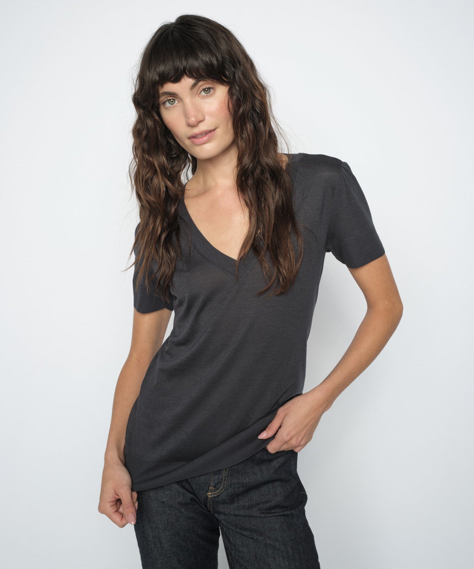 Mos Mosh Sink V-neck tee in salute navy, styled view – 99things.ch