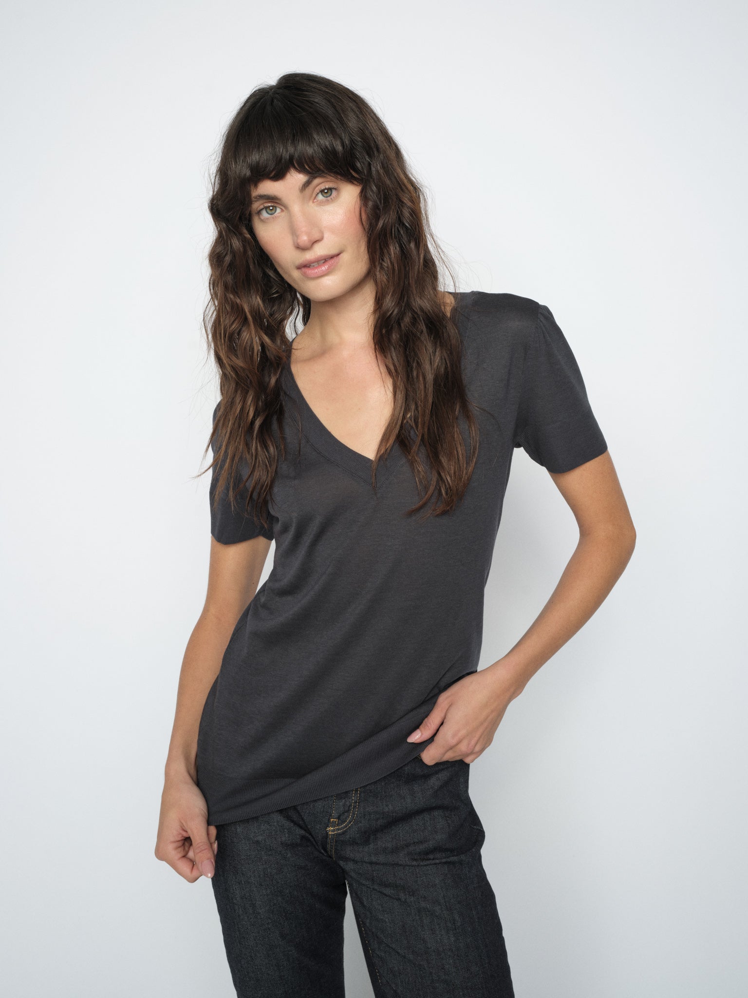 Mos Mosh Sink V-neck tee in salute navy, styled view – 99things.ch