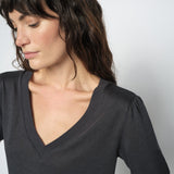 Mos Mosh Sink V-neck tee in salute navy, detail view – 99things.ch