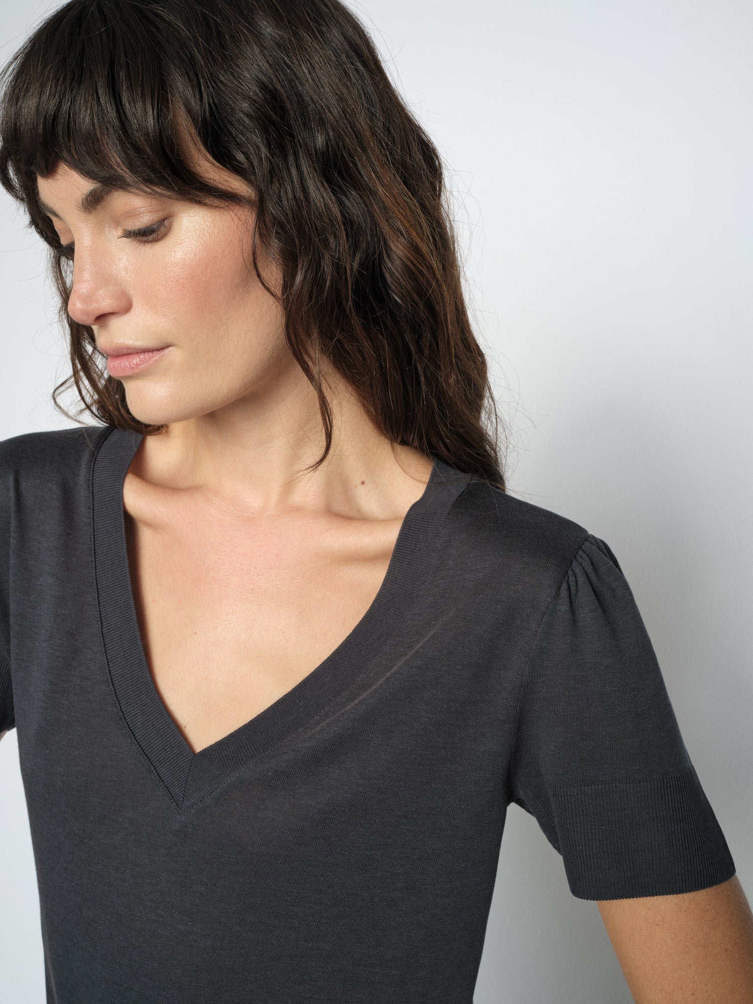 Mos Mosh Sink V-neck tee in salute navy, detail view – 99things.ch