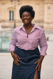 KS Vestiaire intemporel chemise blanche rayée rose idée de look avec jupe