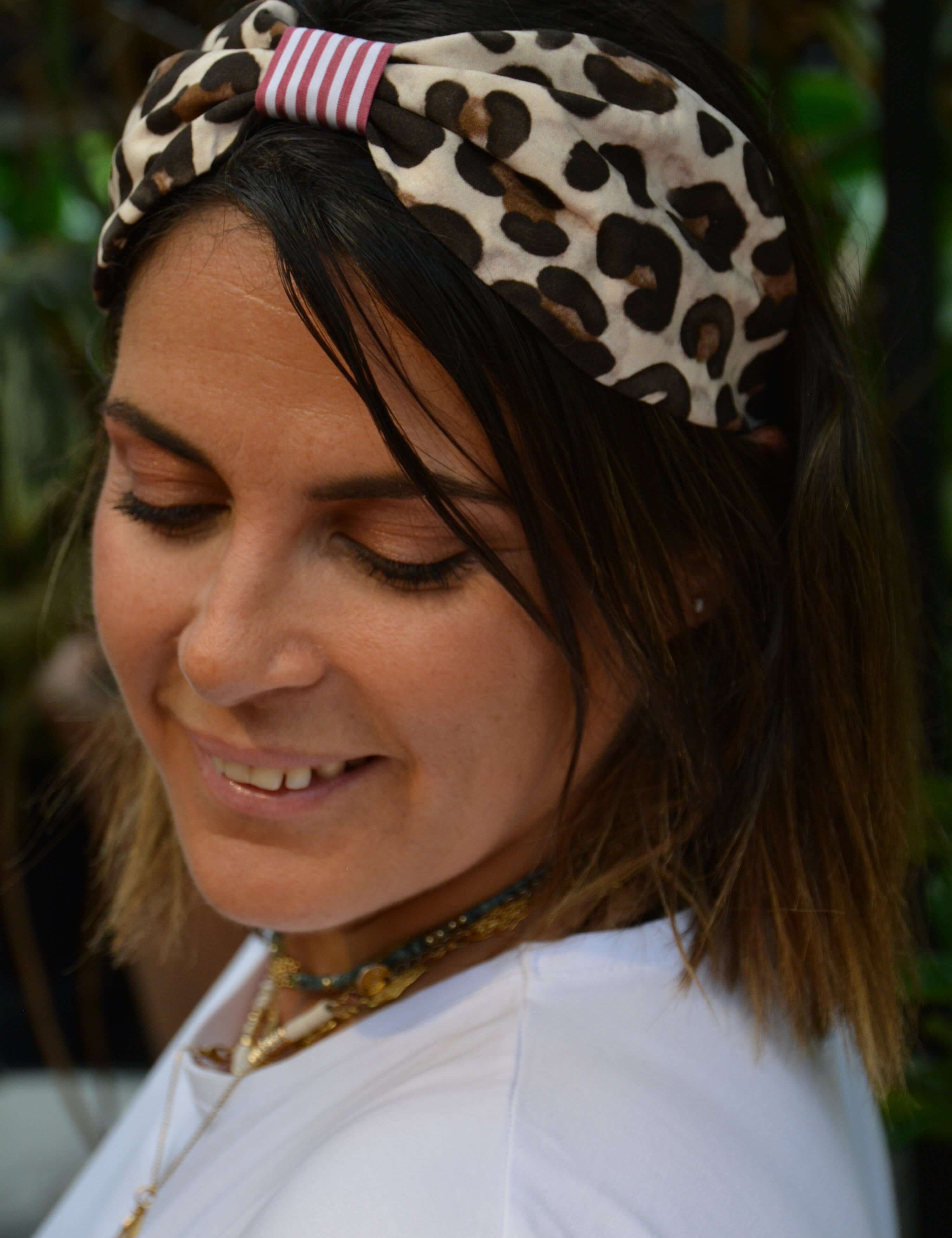 Chic Woman in Léopard & Striped Headband – A Statement Piece for Any Outfit