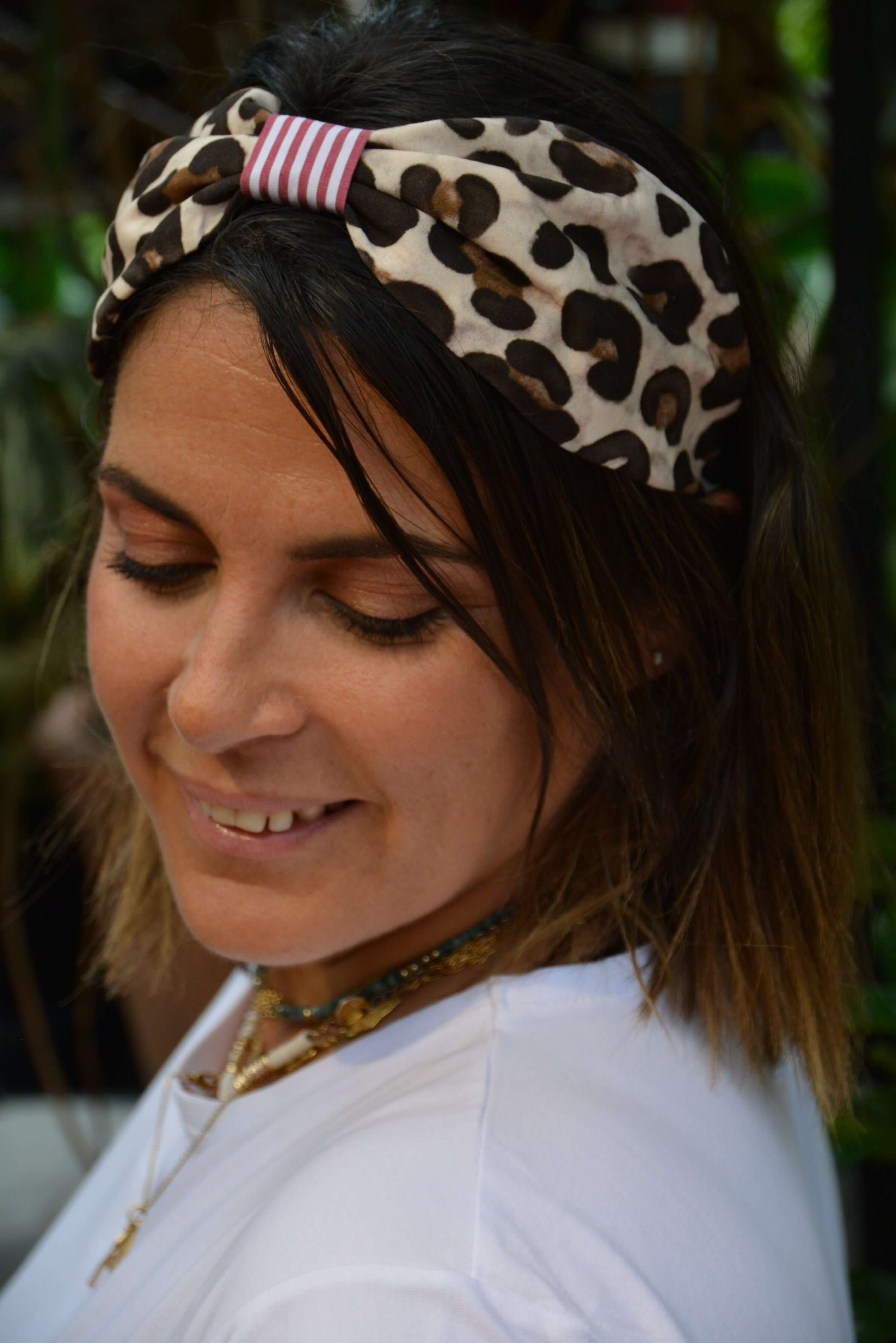 Chic Woman in Léopard & Striped Headband – A Statement Piece for Any Outfit