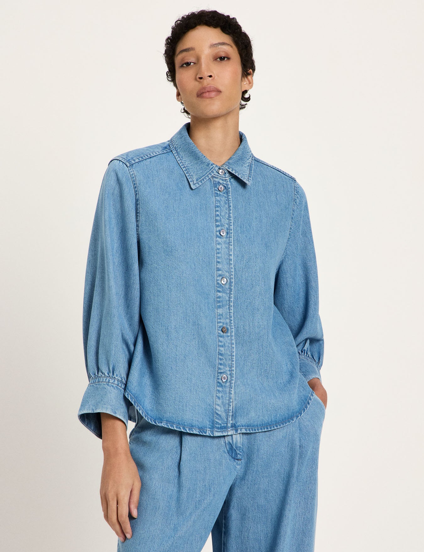LANIUS_126_14559-00-577-mid-blue-denim-36_Jeans-Bluse_02.jpg