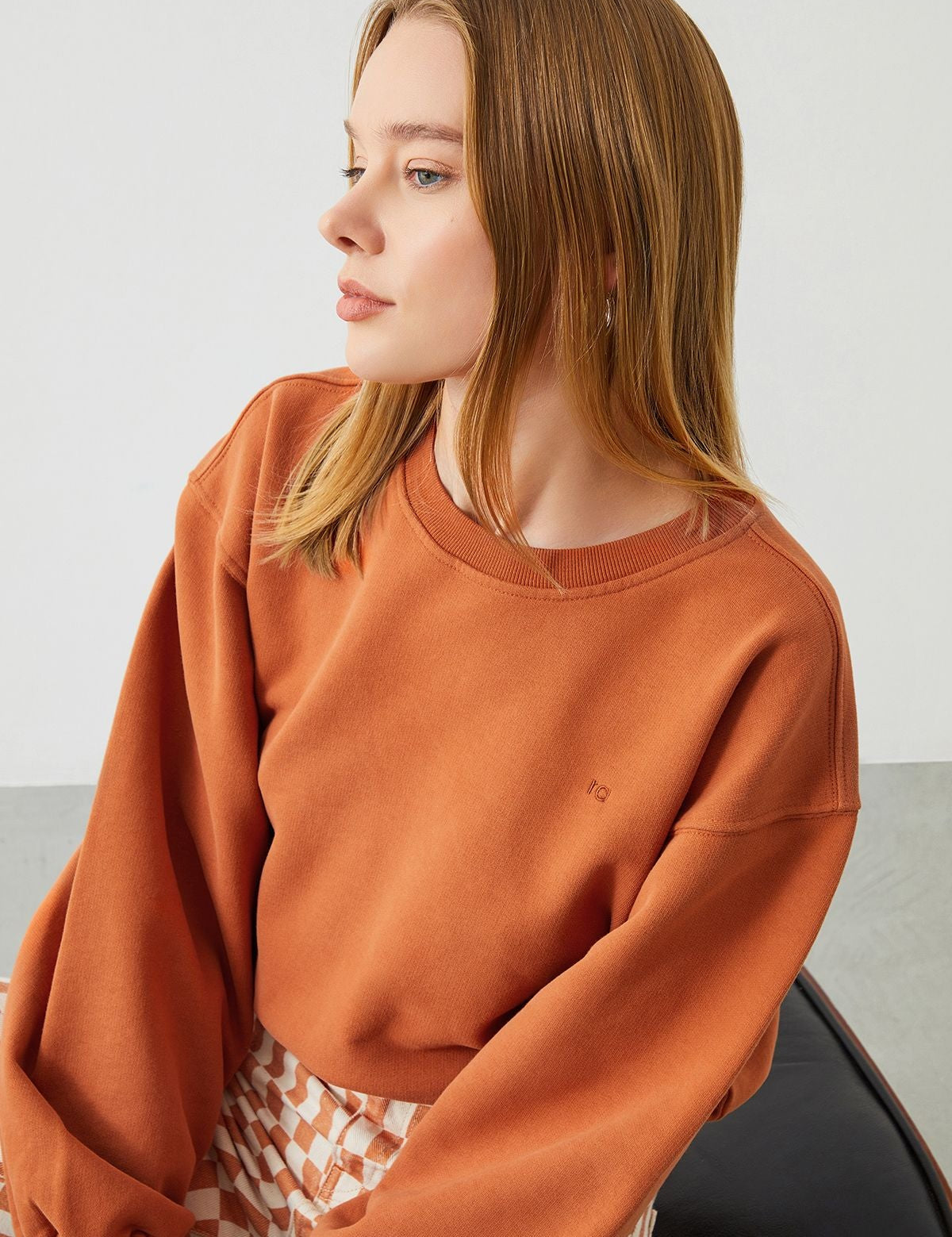  Woman wearing Ra Denim Vita Crop Oversize Orange Women's Sweatshirt