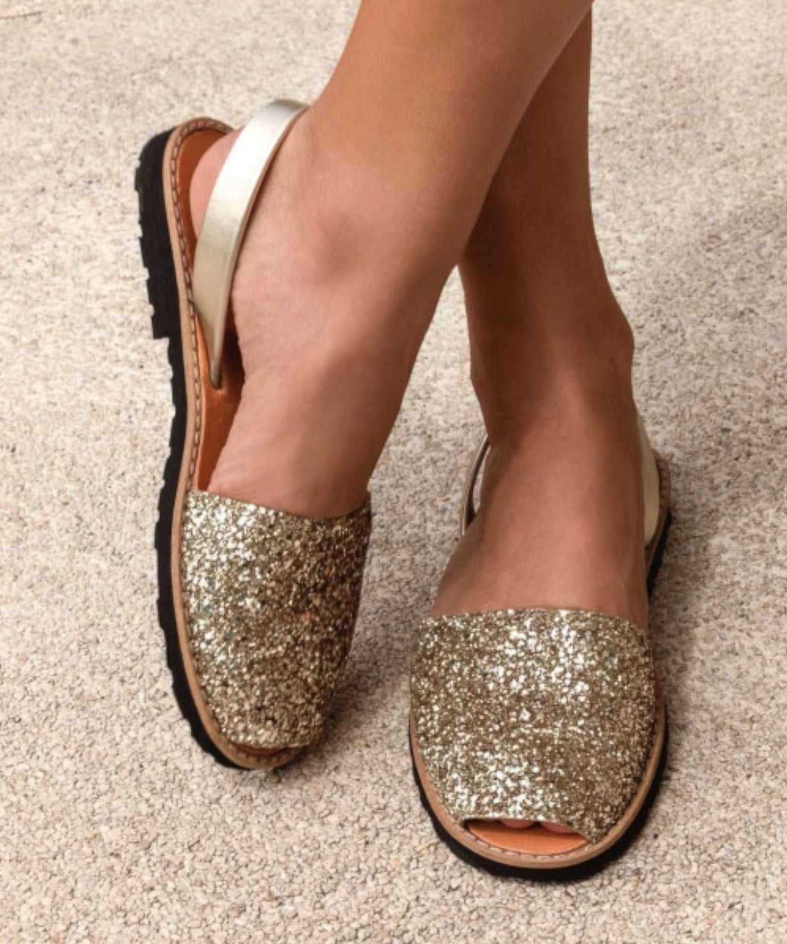Elegant Avarca Sandals: Side view of elegant gold glitter Avarca sandals, showcasing the open-toe design and secure heel strap for a comfortable fit.