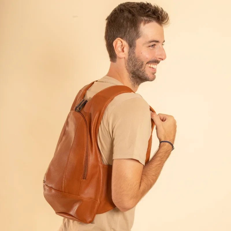 Model wearing the ARSAYO Original vegan backpack in camel