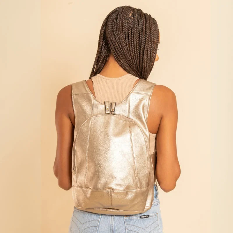 Model wearing the ARSAYO Original vegan backpack in champagne metallic