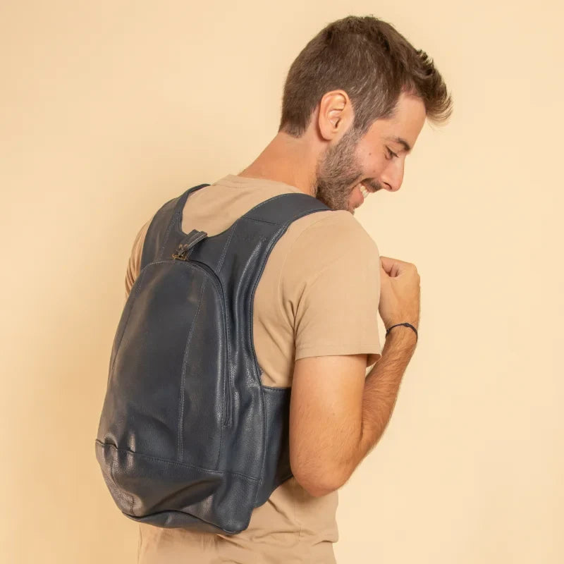 Model wearing the ARSAYO Original vegan backpack in dark blue