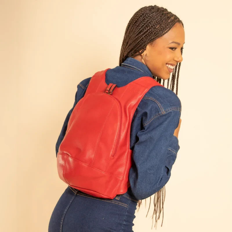 Model wearing the ARSAYO Original vegan backpack in red