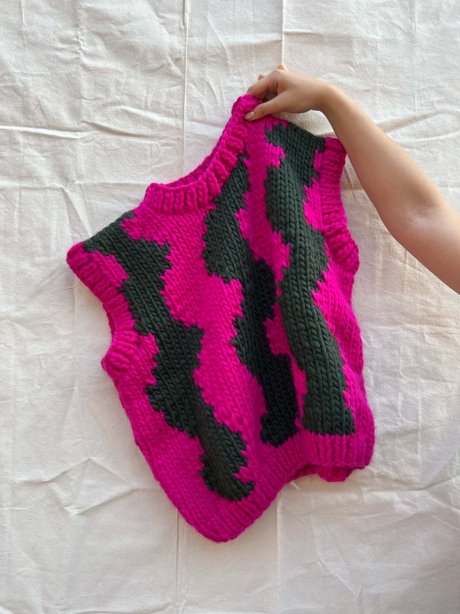 Hand-knitted wool vest in Hot Pink with Heritage Green waves – 100% natural wool, ethical fashio