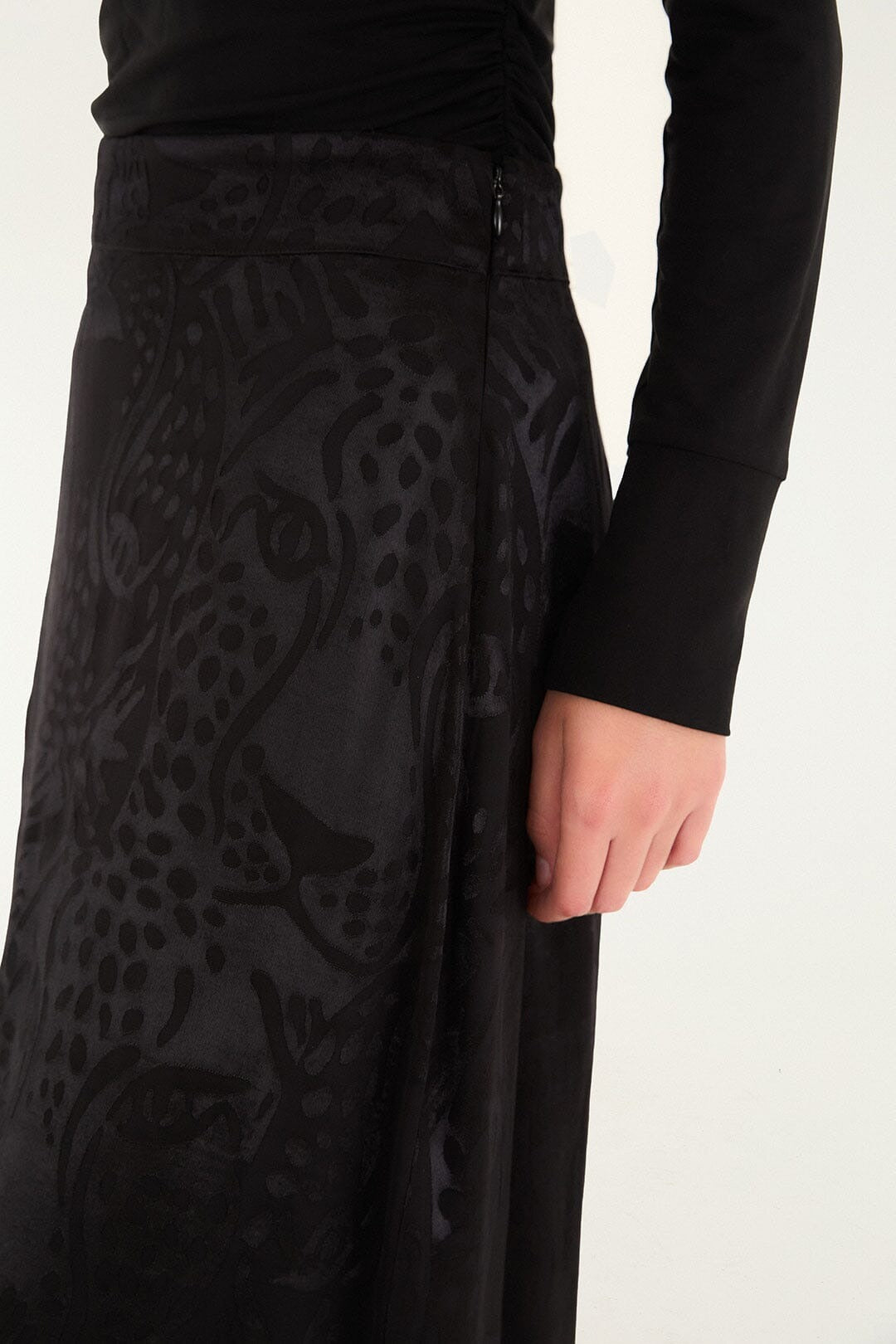 Close-up of the black leopard jacquard fabric of the Farm Rio maxi skirt.