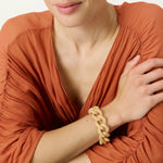 Vanessa Baroni Flat Chain Bracelet in crème brûlée marble, worn on wrist – 99things.ch