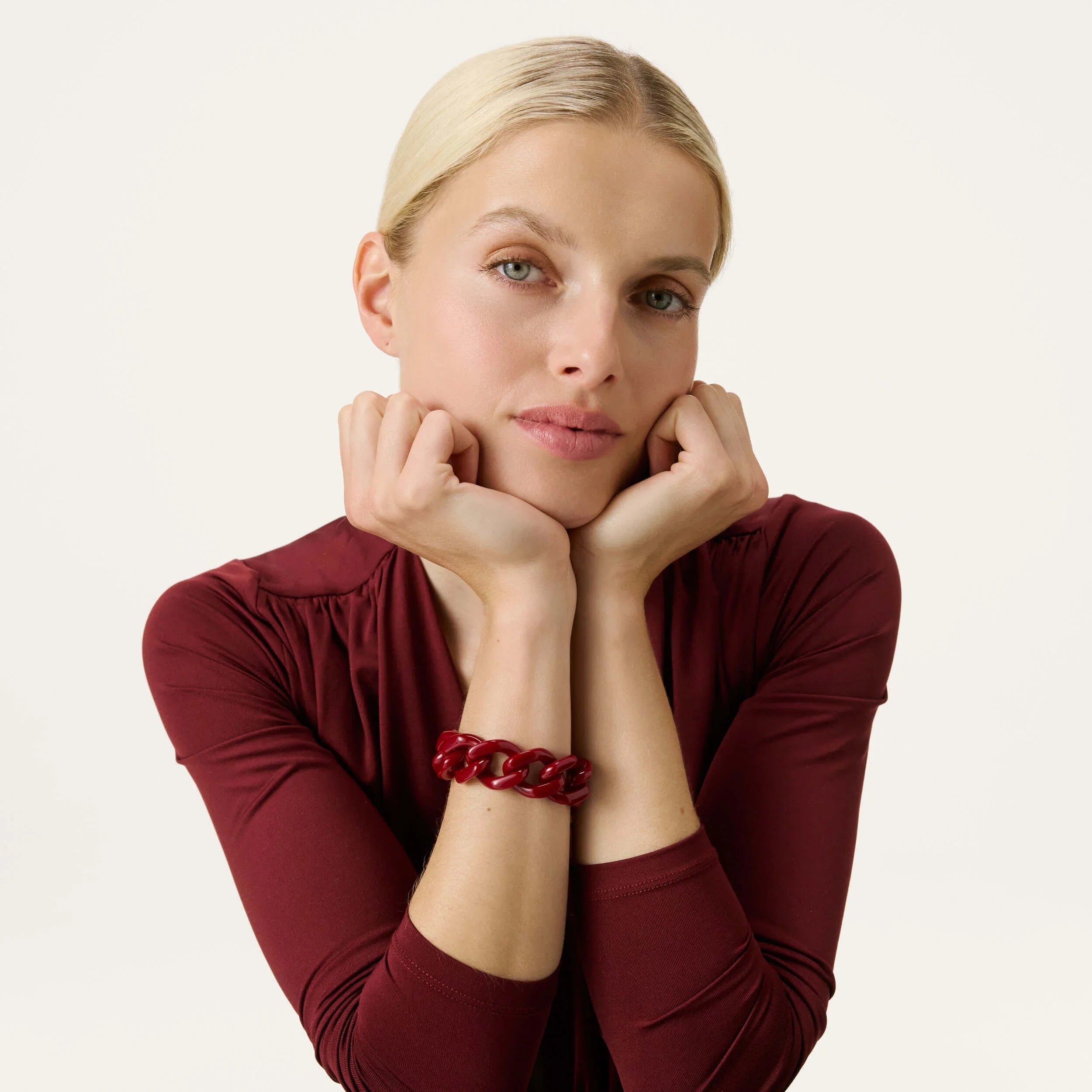 Vanessa Baroni Flat Chain Bracelet in bordeaux, worn on wrist – 99things.ch