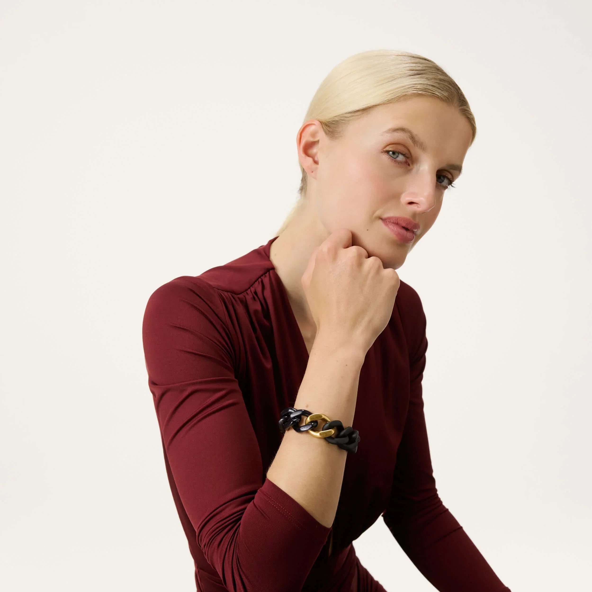 Vanessa Baroni Flat Chain Bracelet in 2-color gold and matt black universe, worn on wrist – 99things.ch