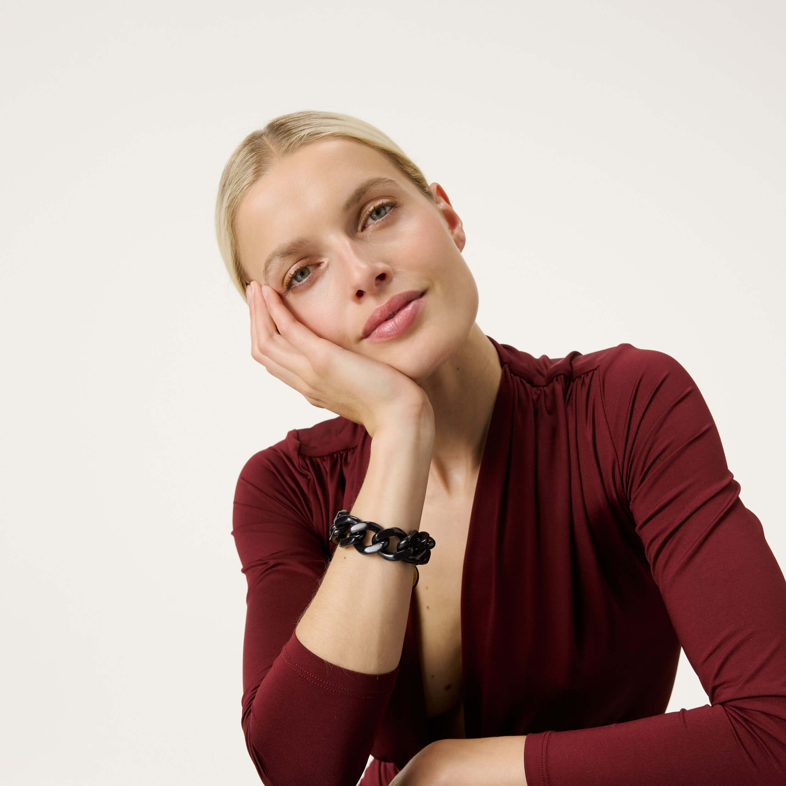 Vanessa Baroni Flat Chain Bracelet in black universe marble, worn on wrist – 99things.ch