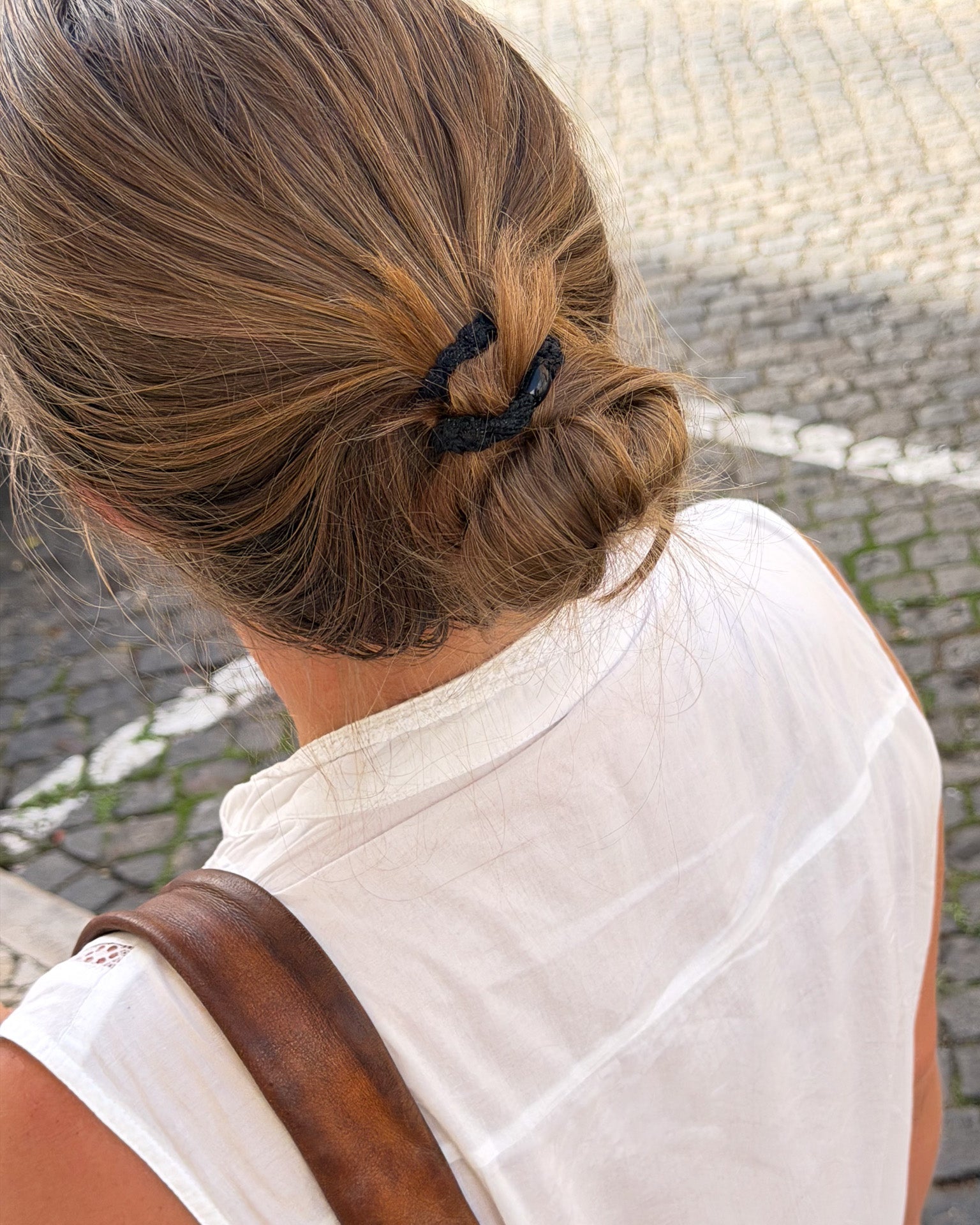 KKNEKKI slim hair tie Black Glitter – in the hair