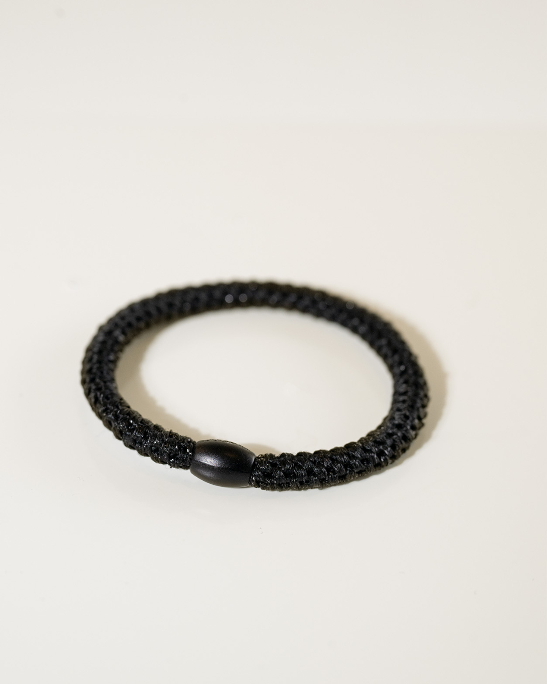 KKNEKKI slim hair tie Black Glitter – lifestyle
