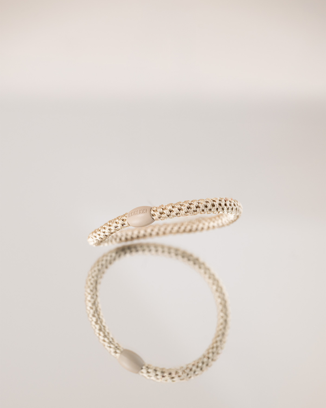 KKNEKKI slim hair tie Light Beige – lifestyle