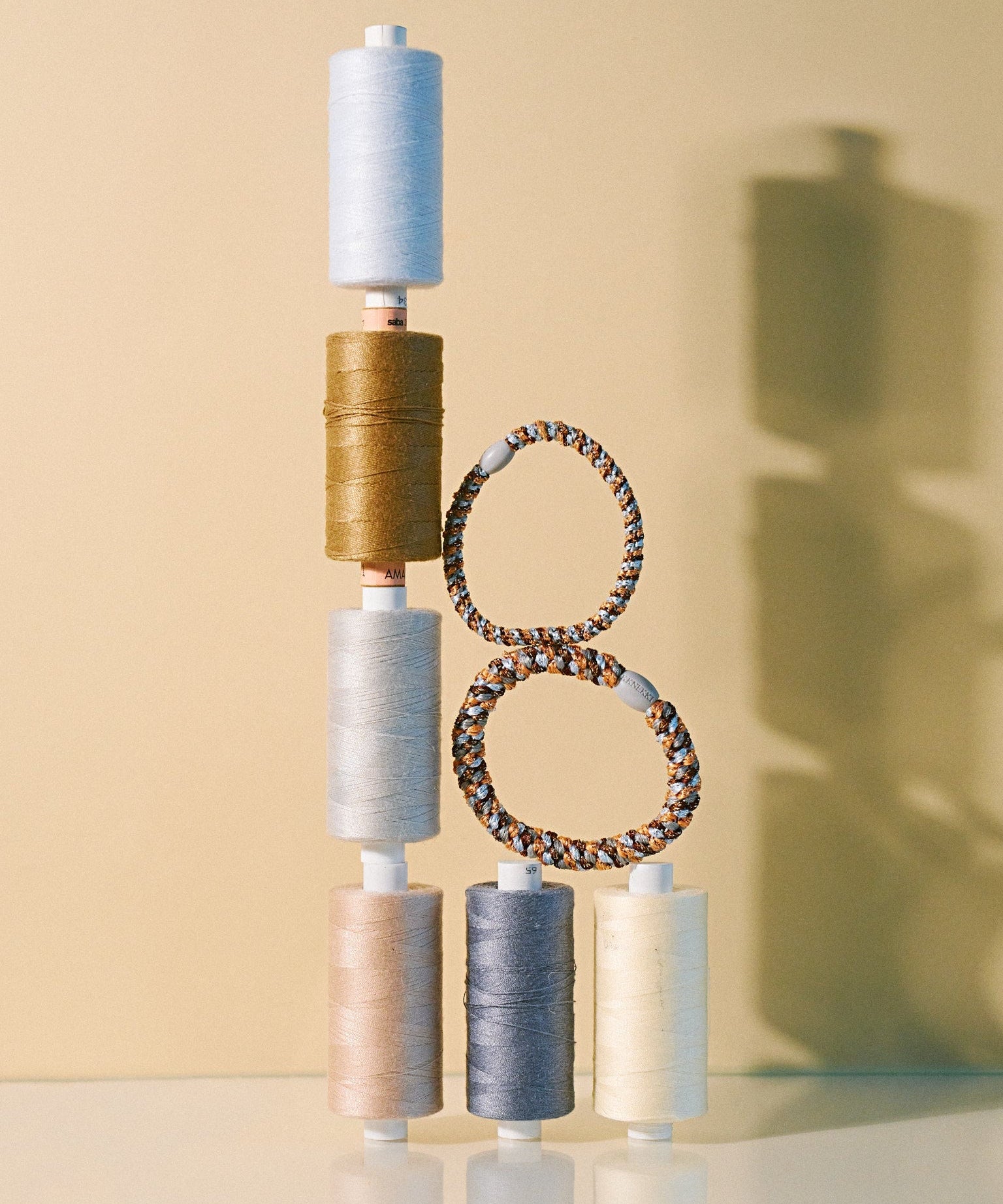 KKNEKKI slim hair tie Rose Gold & Sea Blue Mix – lifestyle