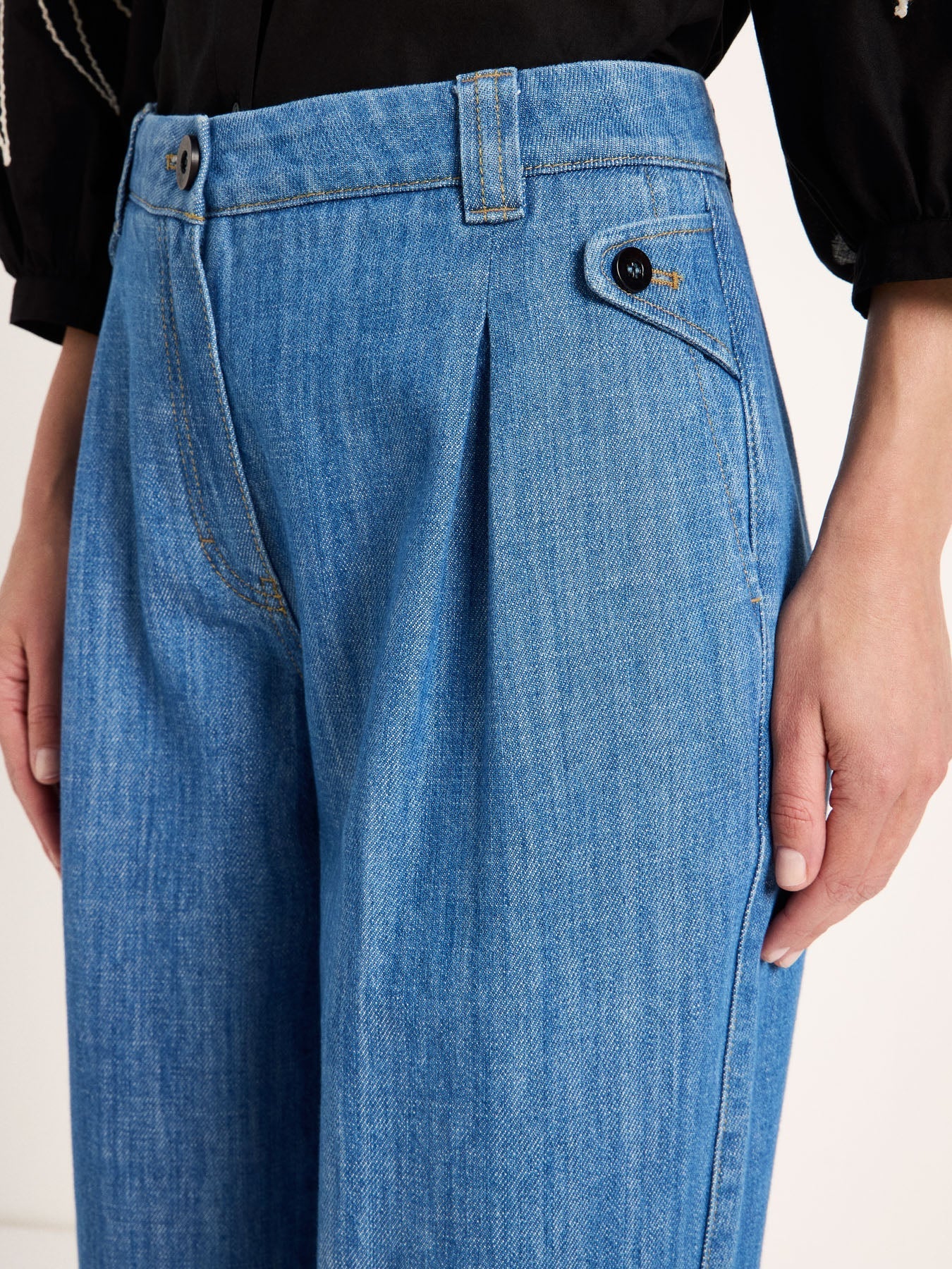 LANIUS pleated jeans – front pleats detail