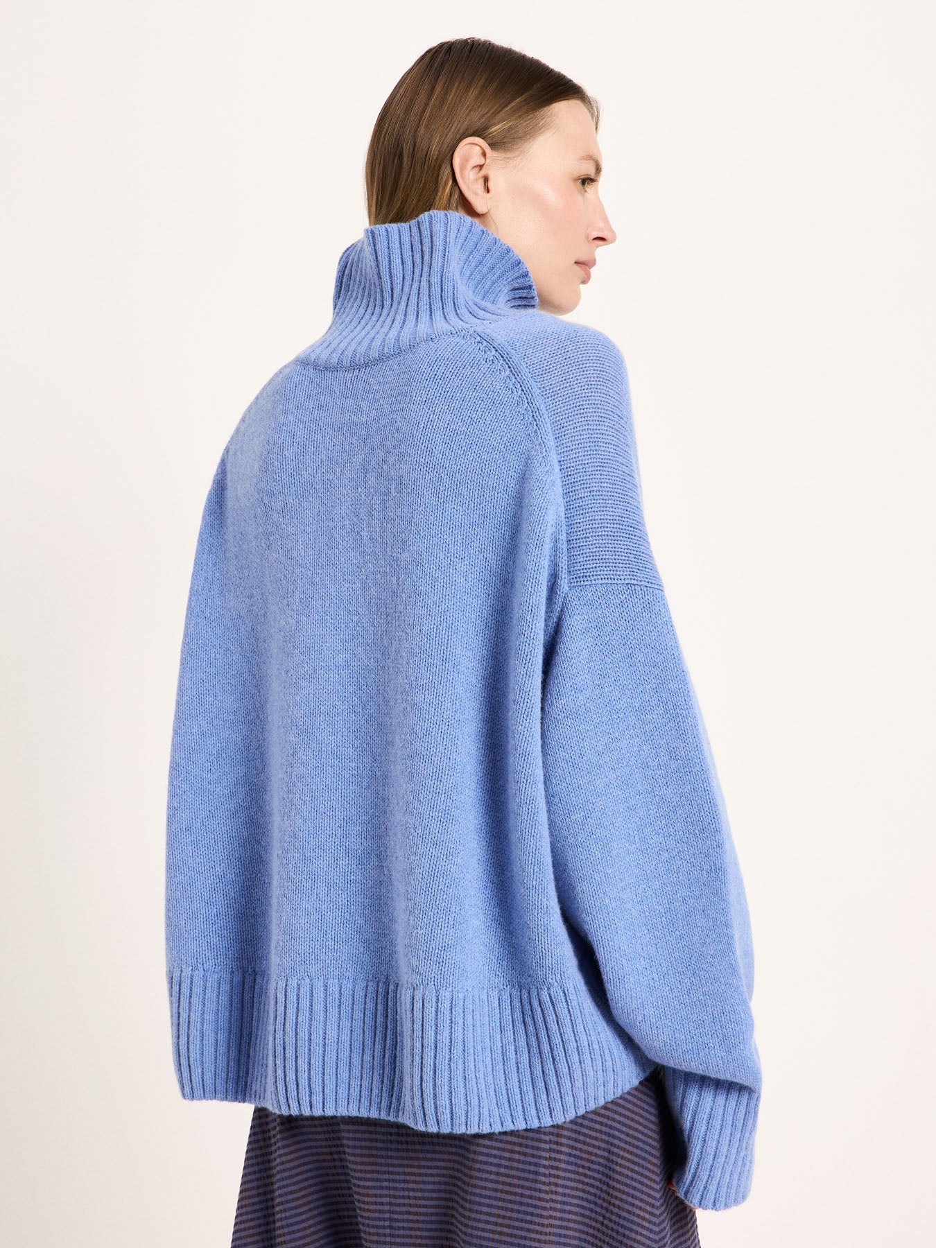 LANIUS oversized jumper in light blue melange with a ribbed high neck, back view