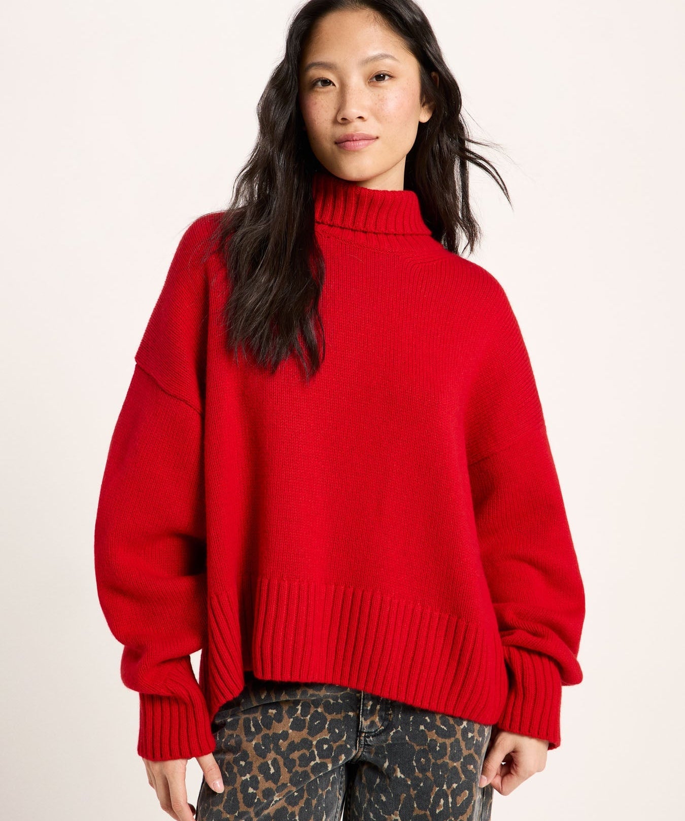 LANIUS oversized jumper in red with extra-long sleeves, front view