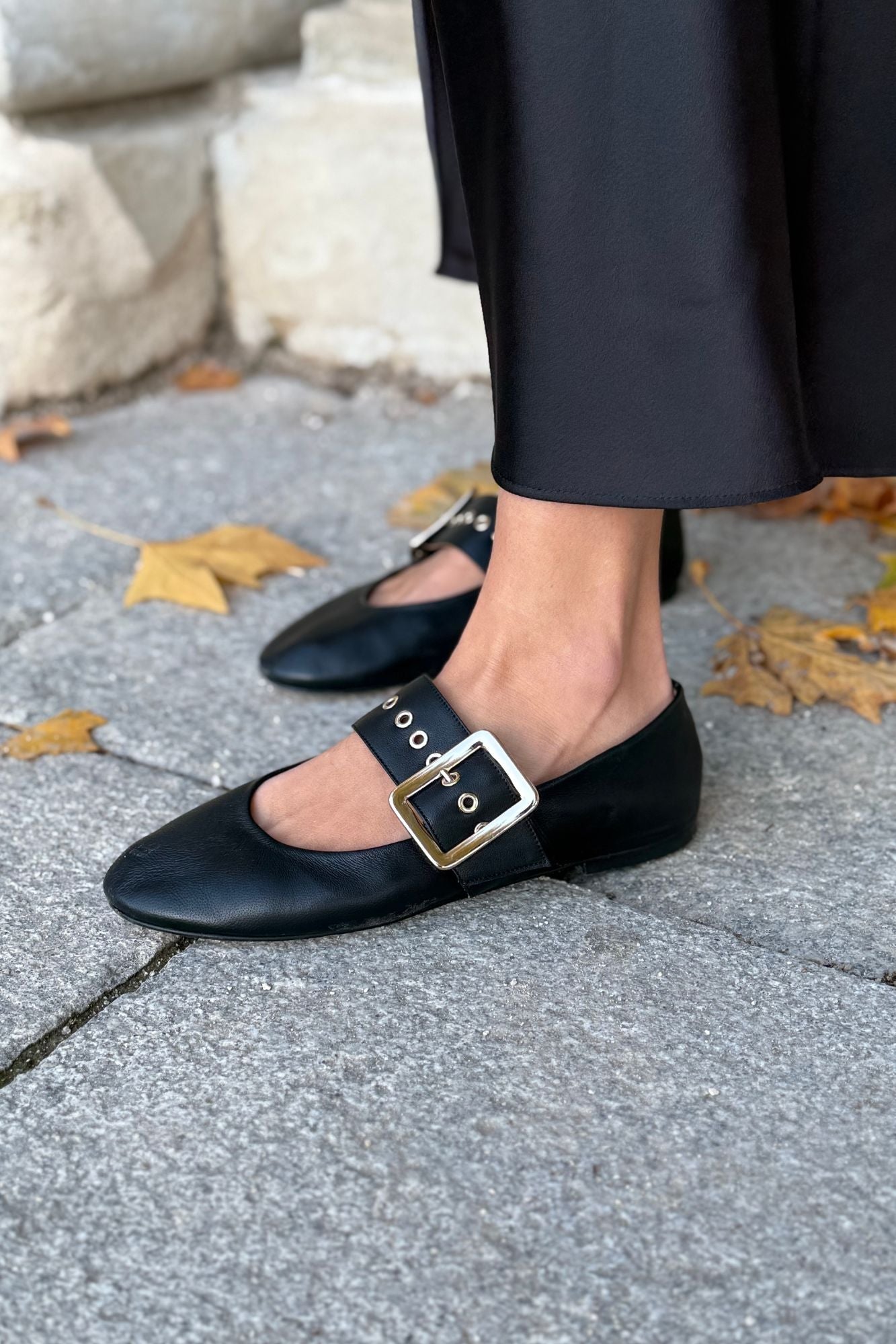 MICUIR Danseur de Roche black Mary Jane flat on the foot, worn with a long satin skirt