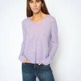 MOS MOSH Mape Sophia light V-neck jumper in Violet Tulip lilac, worn by a model, front view