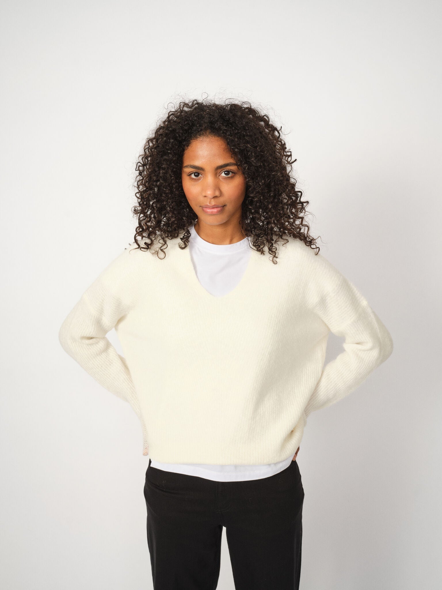 MOS MOSH Thora V-neck jumper in ecru with a fluffy alpaca and wool knit, worn by a model, front view