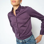 MOS MOSH Tina fitted shirt in Sweet Grape with a classic collar and satin-like drape, worn by a model, front view