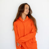 Nuage Cashmere Hoodie – Aperol – lifestyle photo