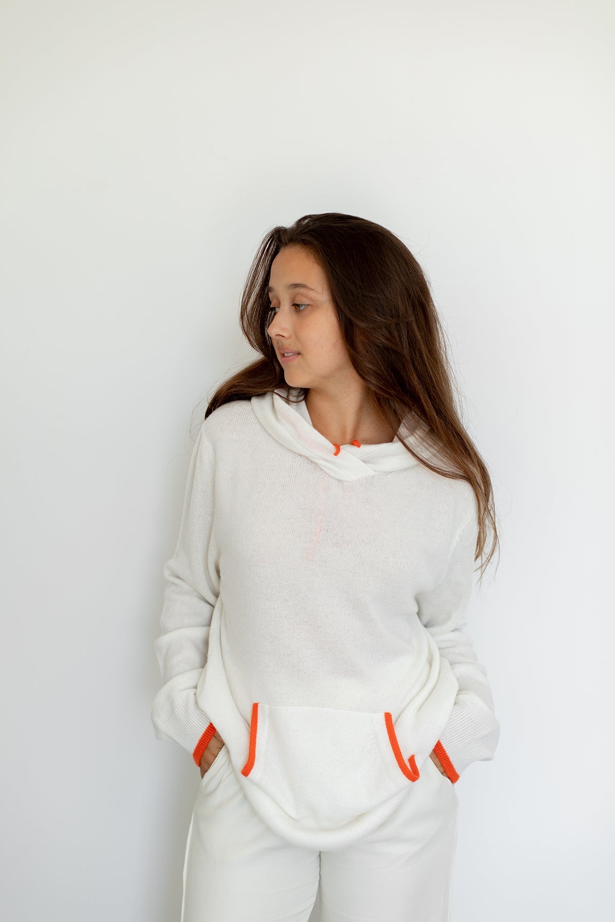 Nuage Cashmere Hoodie – White Angel – lifestyle photo