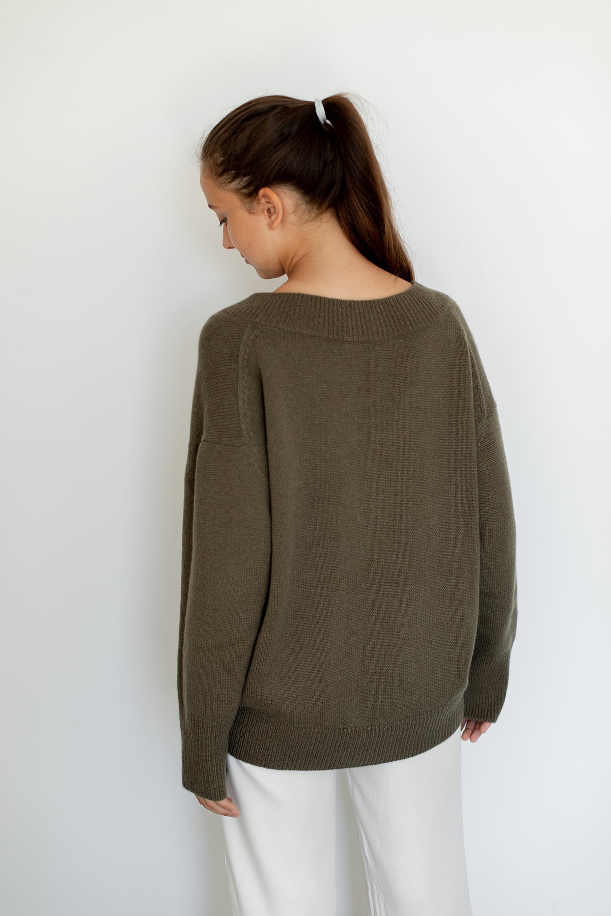 Iconic V-Neck Jumper – Olive – view 6