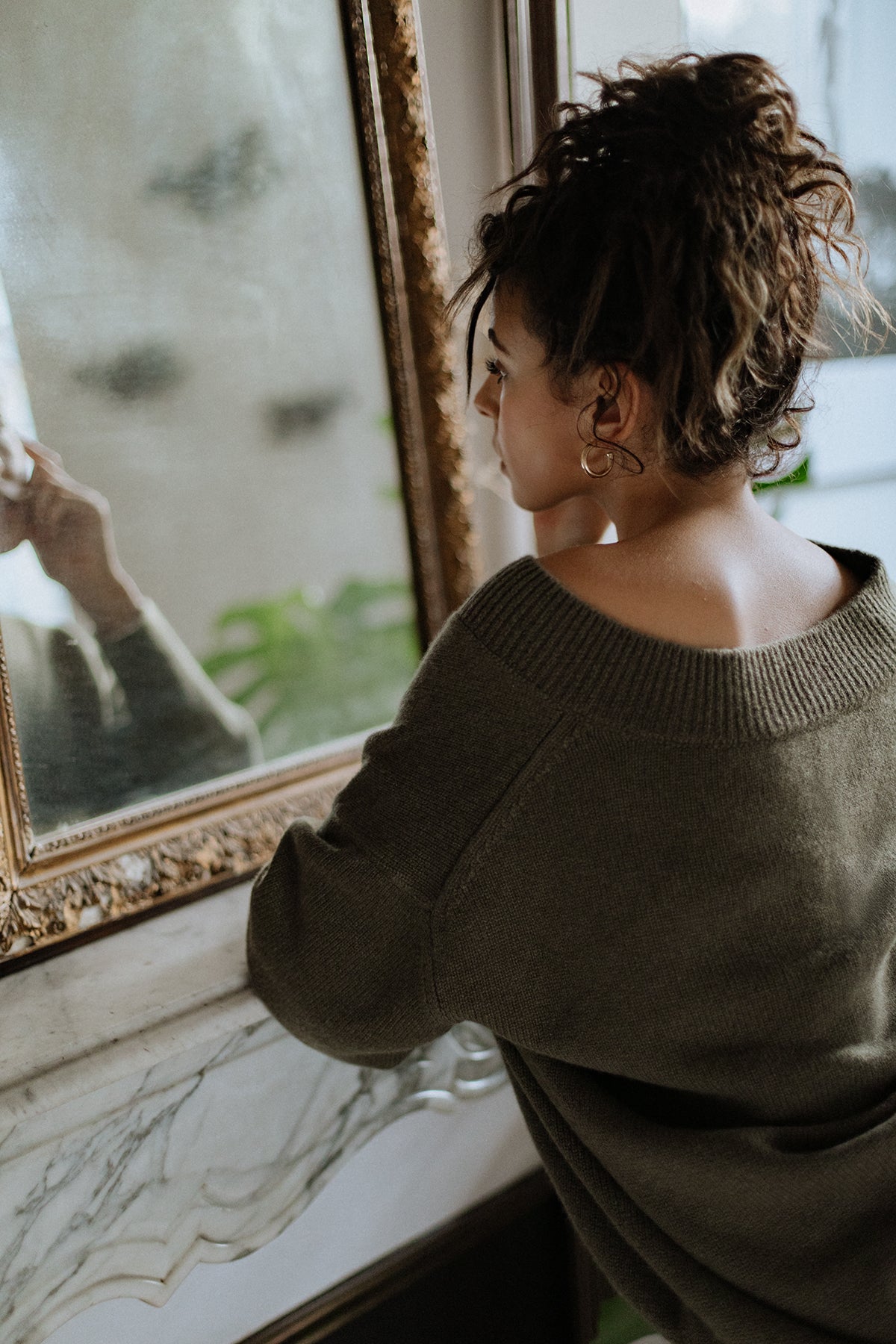 Iconic V-Neck Jumper – Olive – view 4