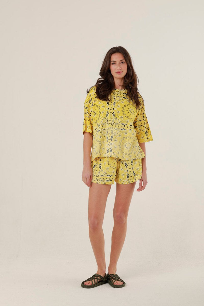 One Tee Bandana Print Shorts in yellow – 100% cotton, high-waisted wide-leg fit, 99things.ch