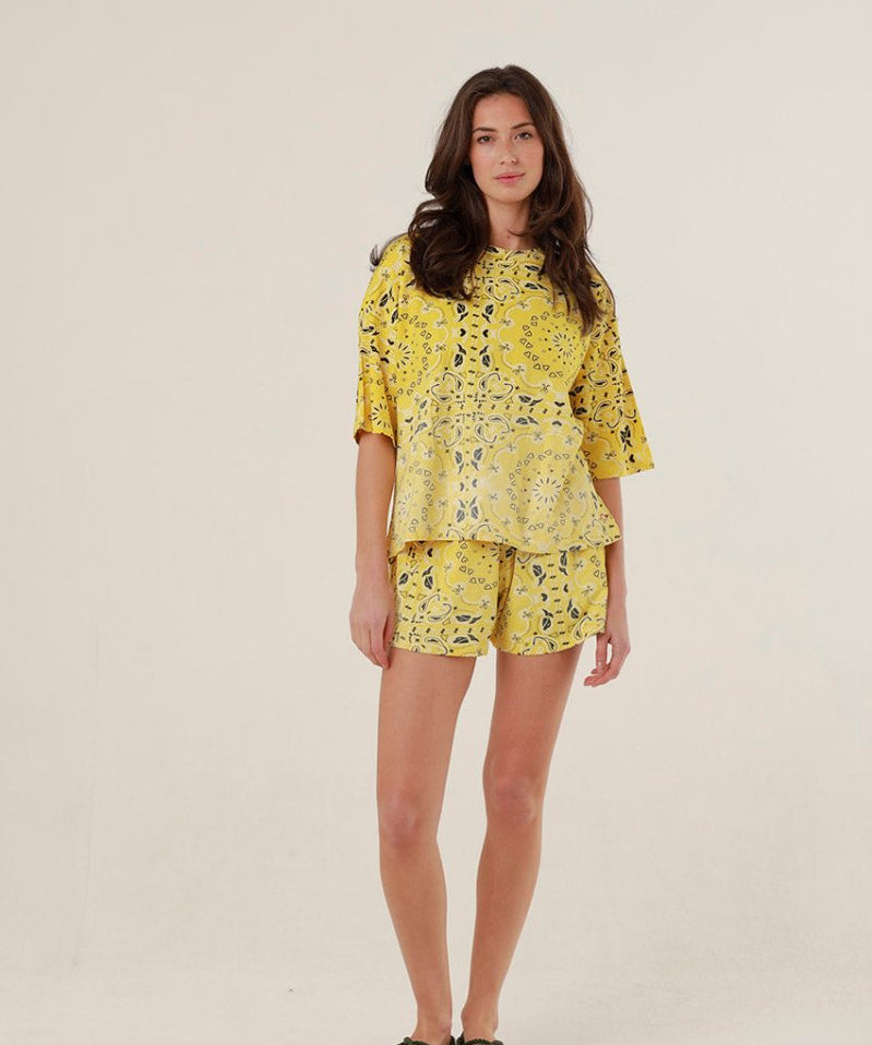 One Tee Bandana Print Shorts in yellow – 100% cotton, high-waisted wide-leg fit, 99things.ch