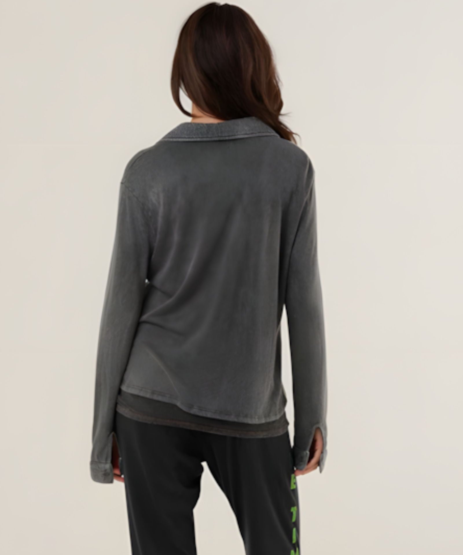 Rear view of the long-sleeve Tess fluid shirt in carbone charcoal, displaying its smooth fabric drape and classic collar setup.