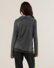 Rear view of the long-sleeve Tess fluid shirt in carbone charcoal, displaying its smooth fabric drape and classic collar setup.