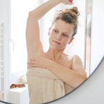 Un Battement d'Aile aluminium-free solid deodorant The Citrus – applied on model