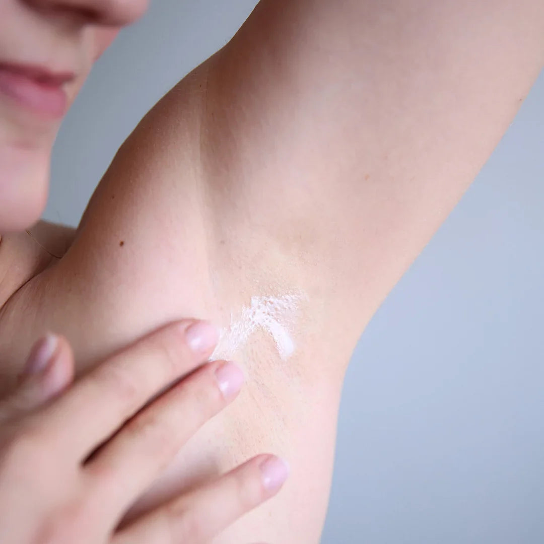 Un Battement d'Aile aluminium-free solid deodorant The Woody – on the skin