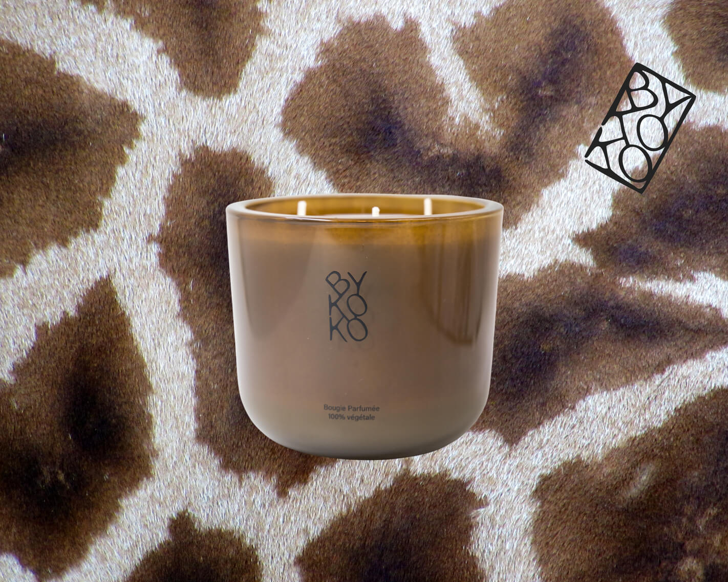 Bykoko After Ski luxury decorative 1kg scneted candle with fresh pine amber, vanilla, and leather notes. Hand-poured in a premium glass vessel, made in Switzerland.