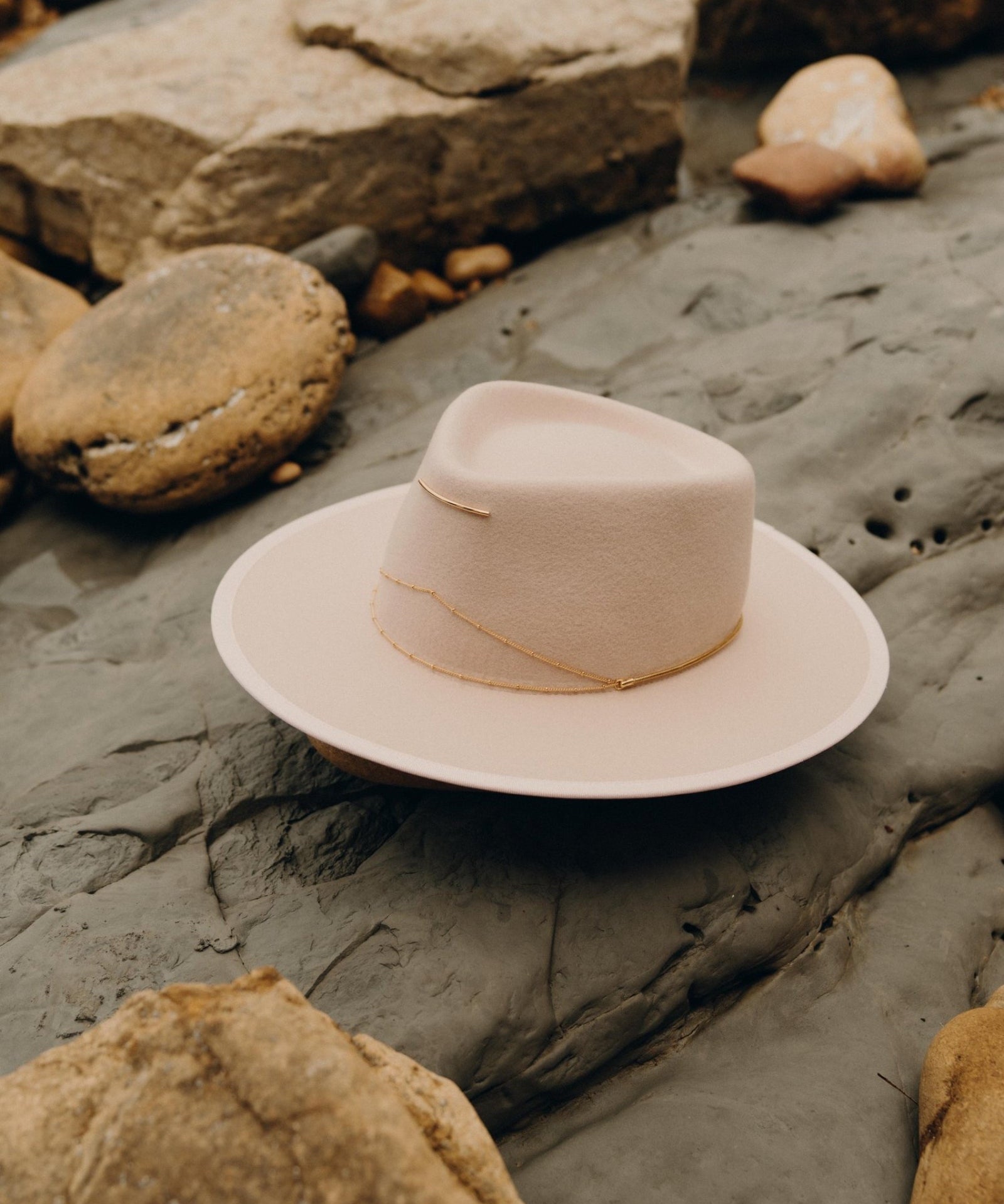 Van Palma ANNA fedora hat in pale rose wool felt with gold-plated chain