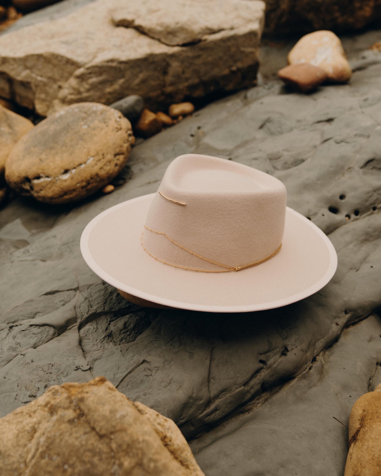 Van Palma ANNA fedora hat in pale rose wool felt with gold-plated chain