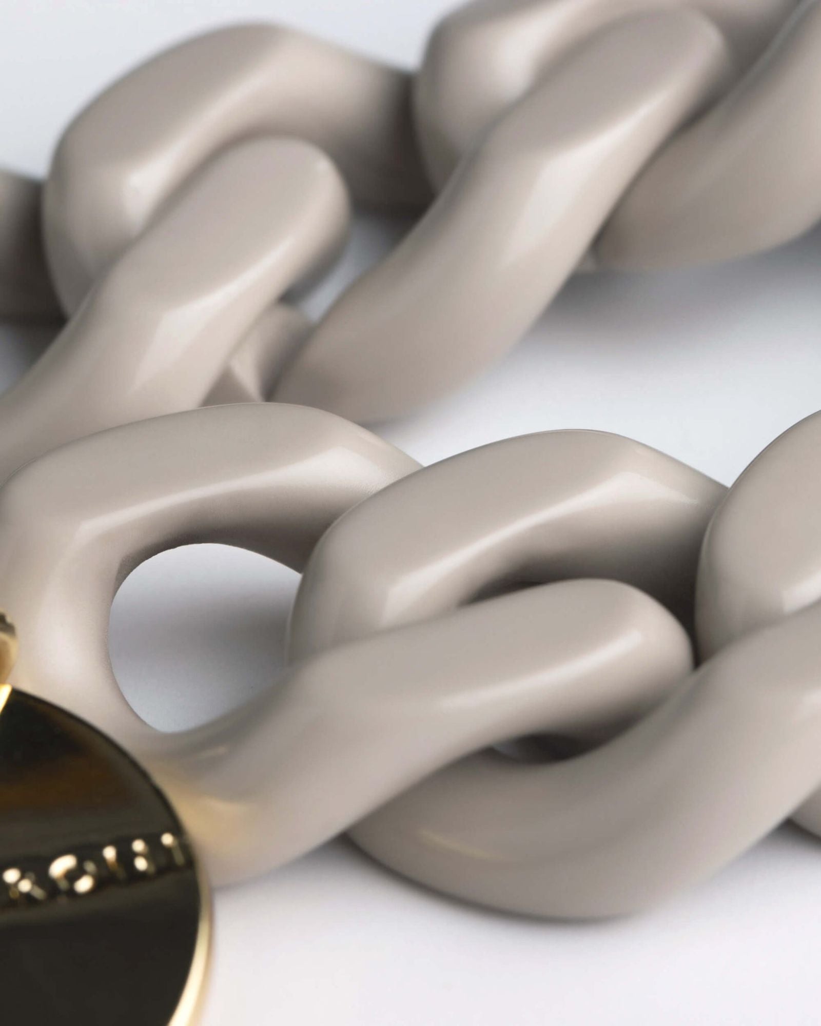 Close-up of Vanessa Baroni’s Glossy Grey Flat Chain Bracelet, featuring oversized acetate links.